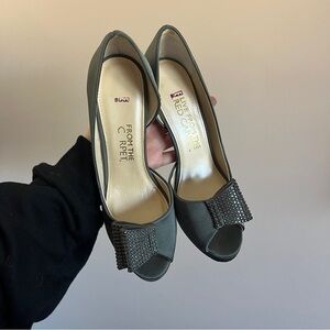E Live From the Red Carpet Gray Jewel Bow Heels – Size 8 Elegant Pumps